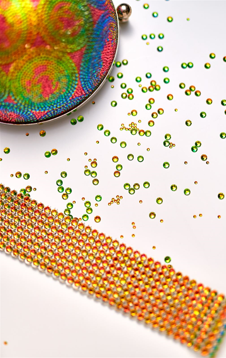 Crystals with polychromatic coating Vitrail Medium