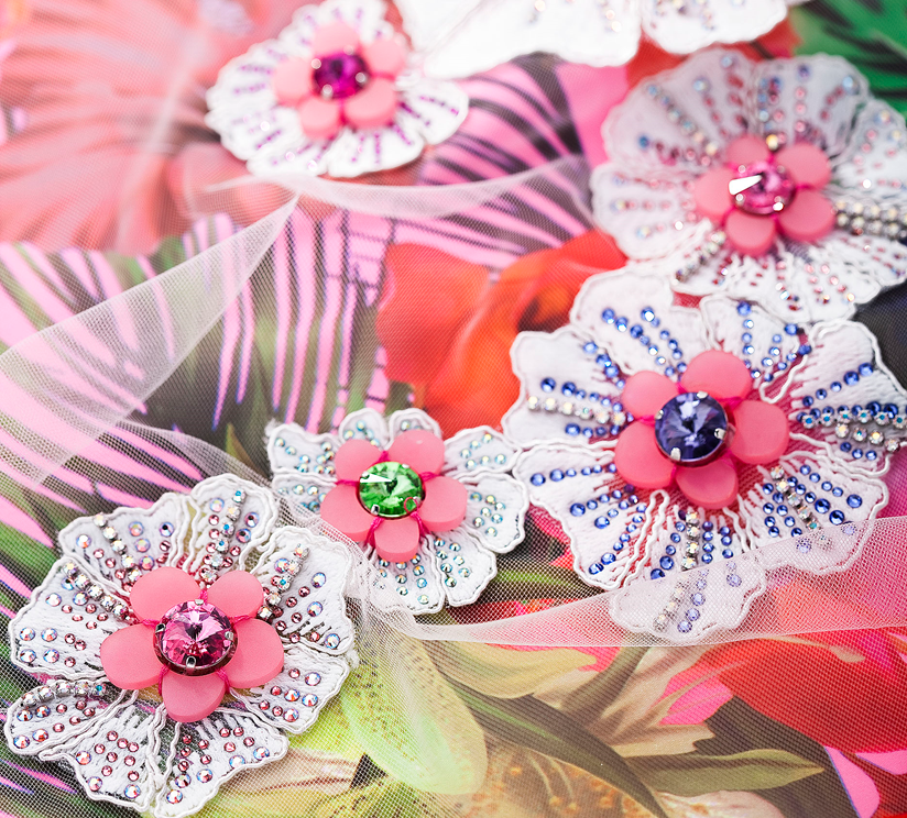 使用的产品：平底石美饰玛ss8-20，多种颜色；卫星石美饰玛爪杯镶嵌，玫红色、藕荷紫、橄榄，尺寸为12mm和14mm。